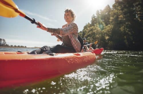 Femme pratiquant le canoë